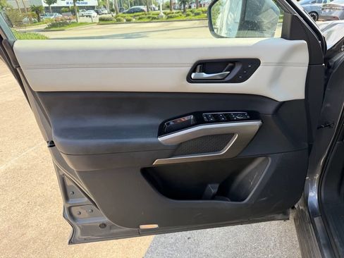 Used 2022 Nissan Pathfinder Platinum w/ Lighting Package (N92) FWD image 11