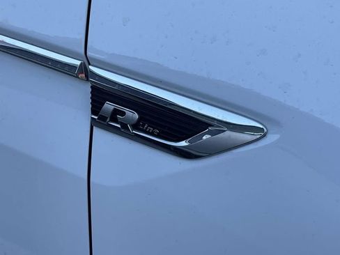 Used 2021 Volkswagen Tiguan SE R-Line image 2