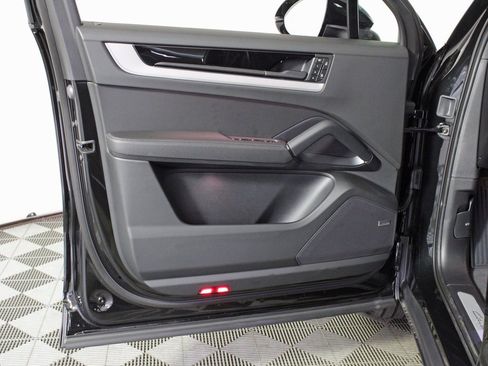 Used 2025 Porsche Cayenne image 15