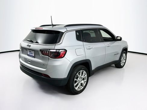 Used 2024 Jeep Compass Latitude AWD/4WD image 5