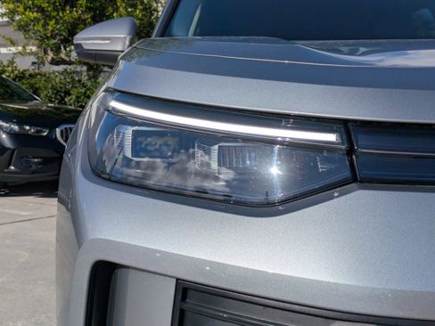 Certified 2025 Volkswagen Tiguan SE FWD image 9