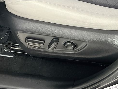 Used 2020 Toyota RAV4 XLE FWD image 16