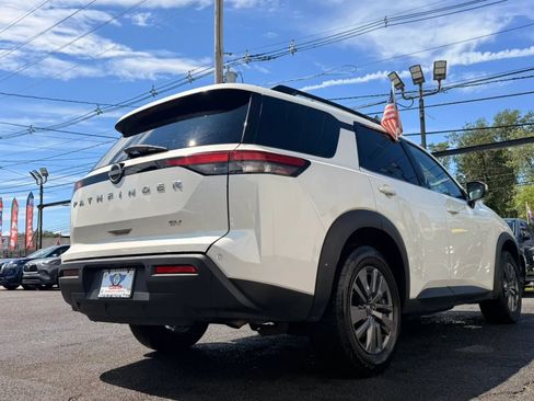Used 2024 Nissan Pathfinder SV FWD image 9