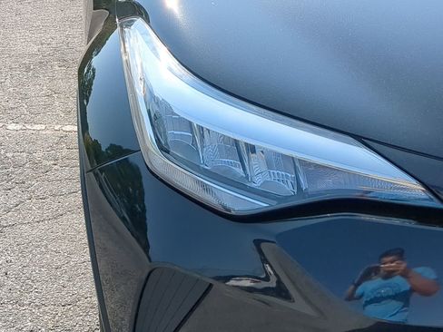 Used 2020 Toyota C-HR XLE image 8