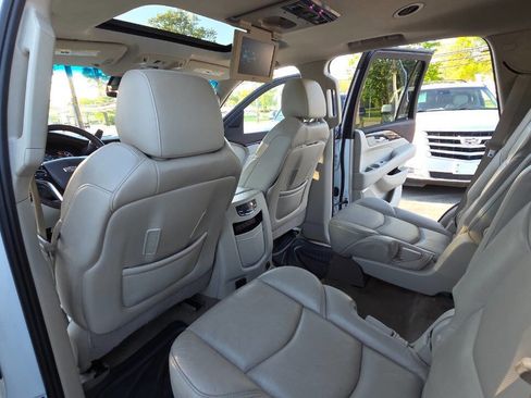 Used 2017 Cadillac Escalade Luxury AWD/4WD image 38