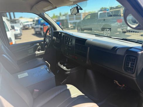 Used 2014 Chevrolet Express 2500 RWD image 19