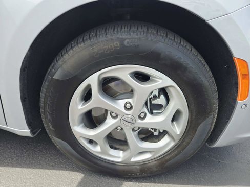 Used 2024 Chrysler Pacifica Limited image 21