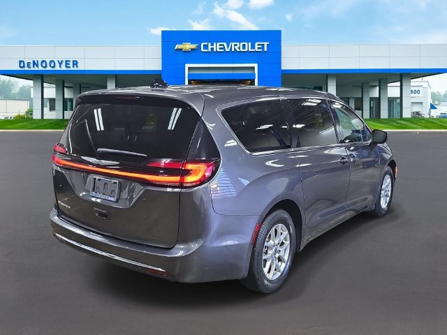 Used 2023 Chrysler Pacifica Touring-L FWD image 7