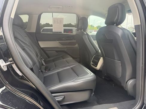 Used 2025 Lincoln Nautilus Premier AWD/4WD image 10