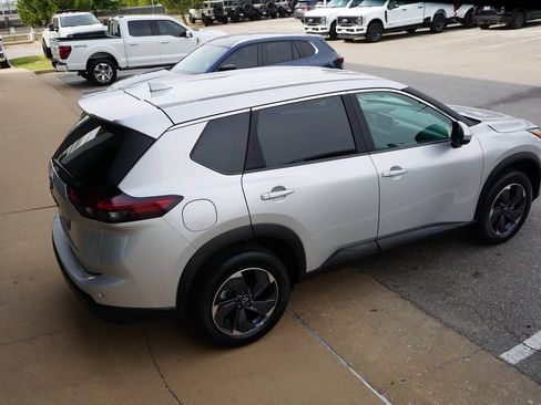 Used 2025 Nissan Rogue SV FWD image 12