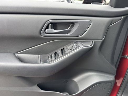 Used 2025 Nissan Rogue S AWD/4WD image 9