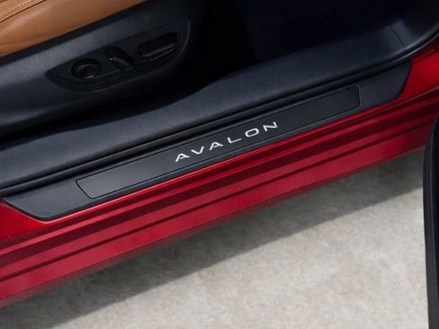 Used 2019 Toyota Avalon XSE image 3