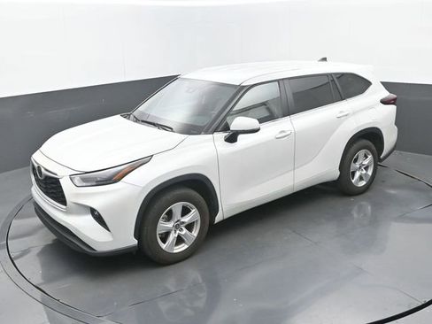 Used 2024 Toyota Highlander LE image 16