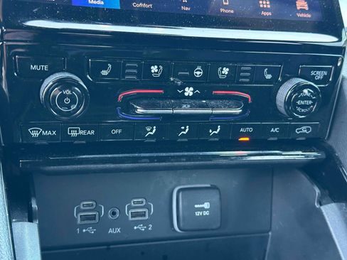 Used 2023 Jeep Grand Cherokee Overland AWD/4WD image 27