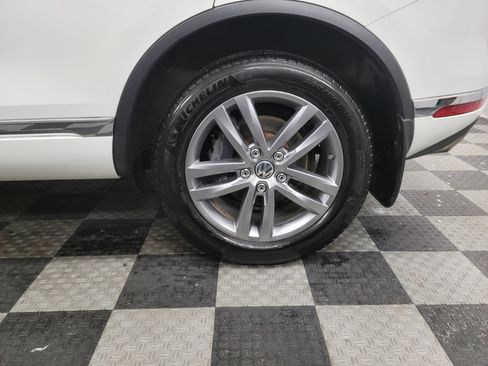 Used 2015 Volkswagen Touareg Sport image 25