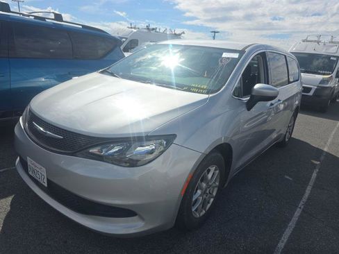 Used 2022 Chrysler Voyager LX FWD image 3