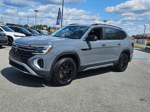 New 2026 Volkswagen Atlas Peak Edition image 3