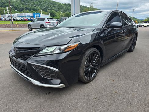 Used 2021 Toyota Camry XSE w/ Navigation Package FWD image 4