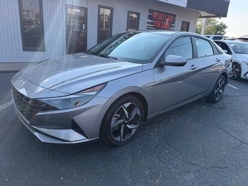 Used 2023 Hyundai Elantra SEL w/ Convenience Package FWD image 2