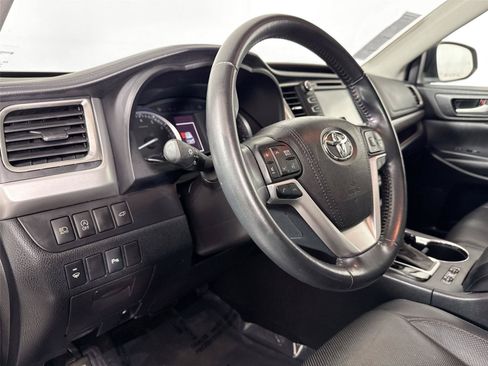 Used 2017 Toyota Highlander Limited FWD image 4