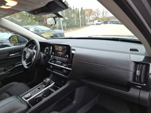 Used 2022 Nissan Pathfinder SV image 11