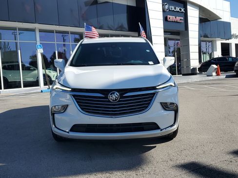 Used 2024 Buick Enclave Essence image 2