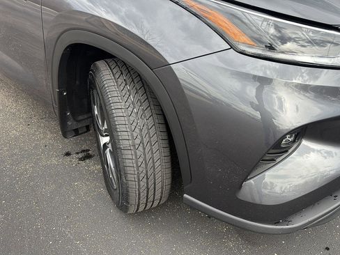 Used 2021 Toyota Highlander XLE image 19