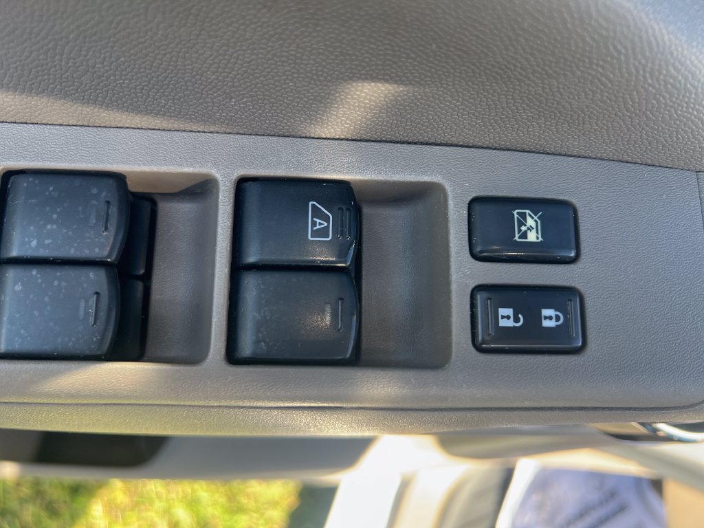 Used 2010 Nissan Frontier SE RWD image 12