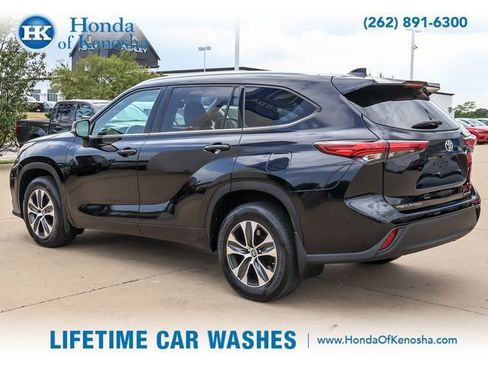 Used 2021 Toyota Highlander XLE AWD/4WD image 3
