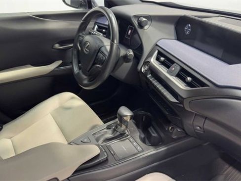 Used 2022 Lexus UX 200 w/ Premium Package image 12