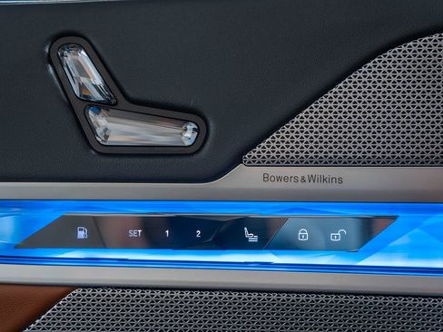 Used 2025 BMW 750e xDrive image 42