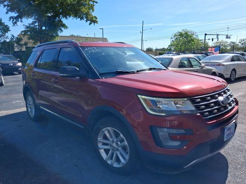 Used 2017 Ford Explorer XLT w/ Equipment Group 201A FWD image 4