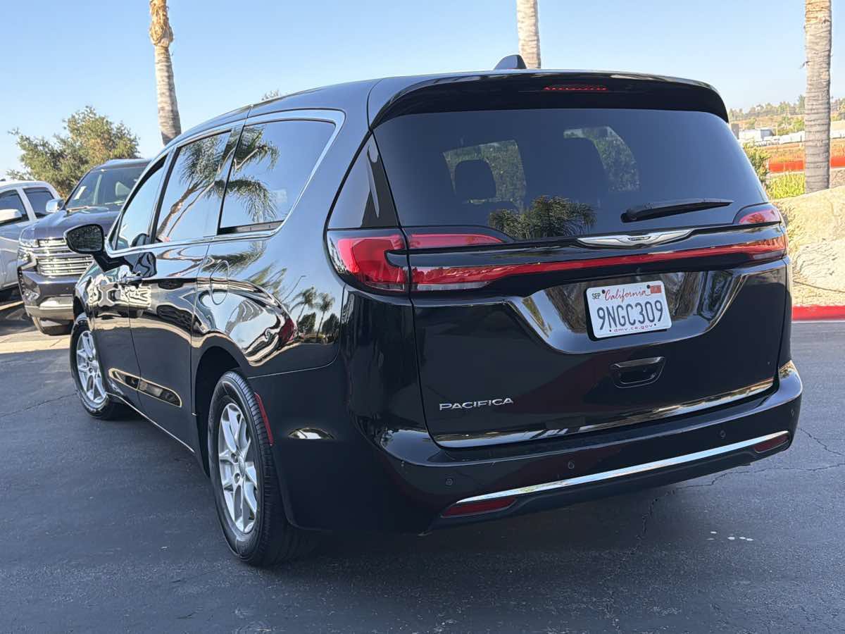 Used 2024 Chrysler Pacifica Touring FWD image 7