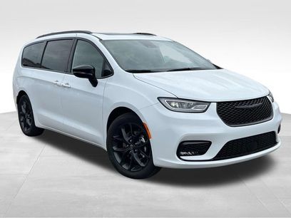 New 2026 Chrysler Pacifica Limited w/ S Appearance Package