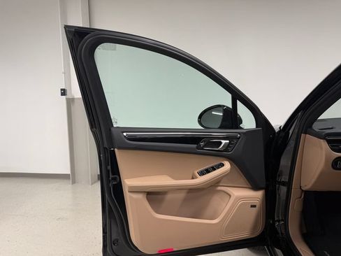 Certified 2026 Porsche Macan AWD/4WD image 35