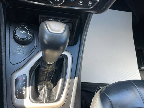 Used 2017 Jeep Cherokee Limited AWD/4WD image 31