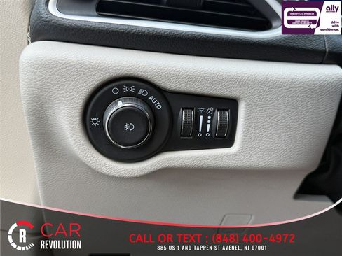 Used 2024 Chrysler Pacifica Limited FWD image 32