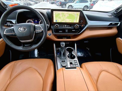 Used 2023 Toyota Highlander Platinum image 16