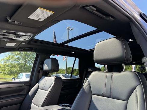Used 2022 Chevrolet Tahoe RST w/ Luxury Package AWD/4WD image 18