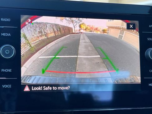 Certified 2025 Volkswagen Jetta SE image 18