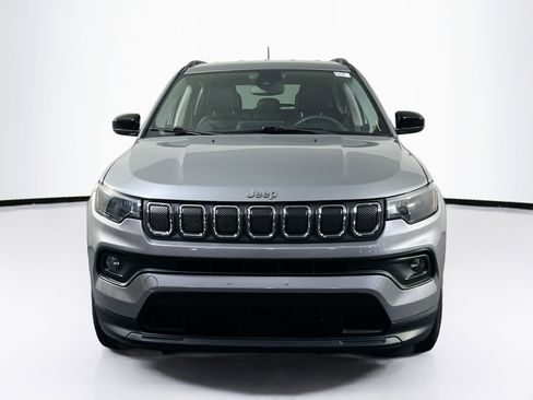 Used 2022 Jeep Compass Latitude image 2