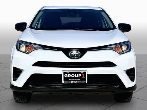 Used 2018 Toyota RAV4 LE FWD image 4