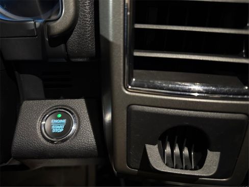 Used 2019 Ford Expedition Max XLT image 30