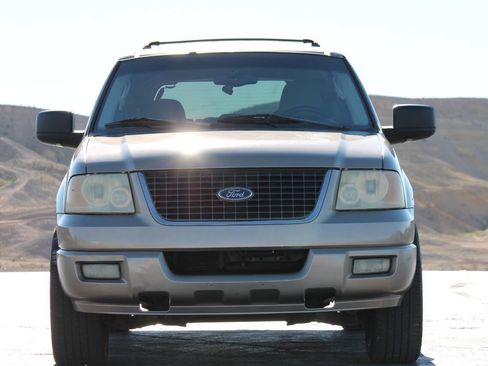 Used 2003 Ford Expedition XLT image 2