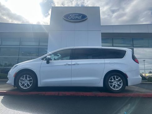 Used 2023 Chrysler Voyager LX FWD image 1