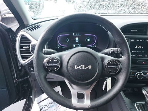 Used 2025 Kia Soul LX w/ LX Technology Package FWD image 20