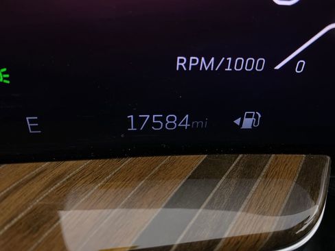 Certified 2025 Cadillac Escalade ESV Sport Platinum image 4