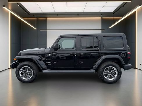 Used 2018 Jeep Wrangler Unlimited Sahara AWD/4WD image 2