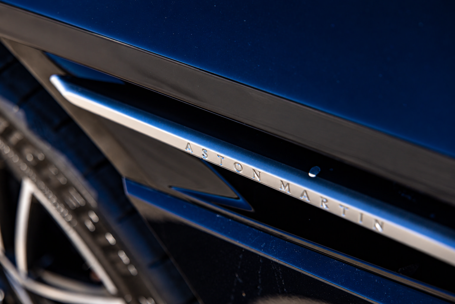 Used 2024 Aston Martin DB12 Convertible RWD image 37