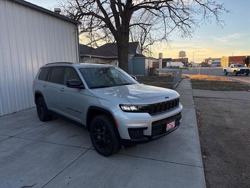 New 2025 Jeep Grand Cherokee L Altitude image 2